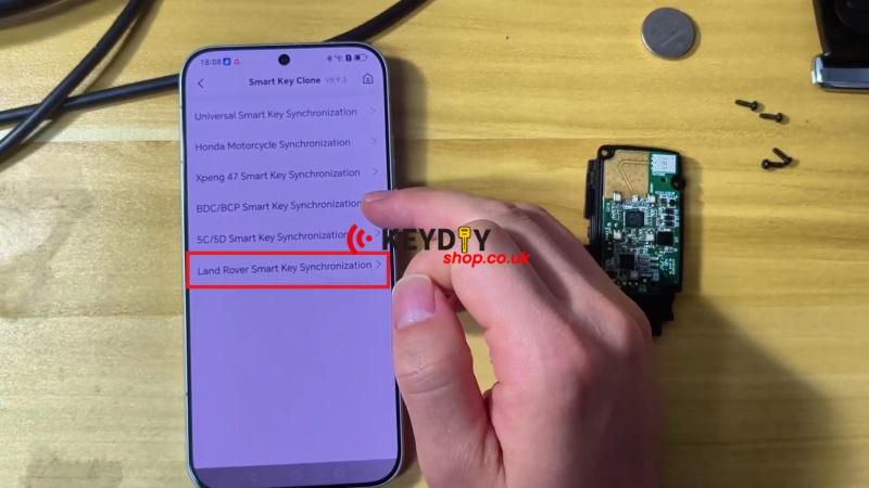 keydiy-kd-x4-add-key-to-2022-range-rover-without-kvm-disassembly-1