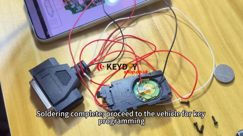 keydiy-kd-x4-add-key-to-2022-range-rover-without-kvm-disassembly-3