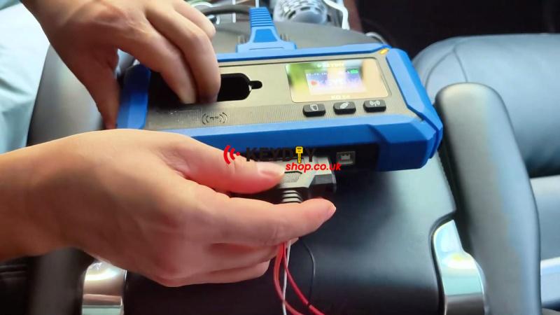keydiy-kd-x4-add-key-to-2022-range-rover-without-kvm-disassembly-8